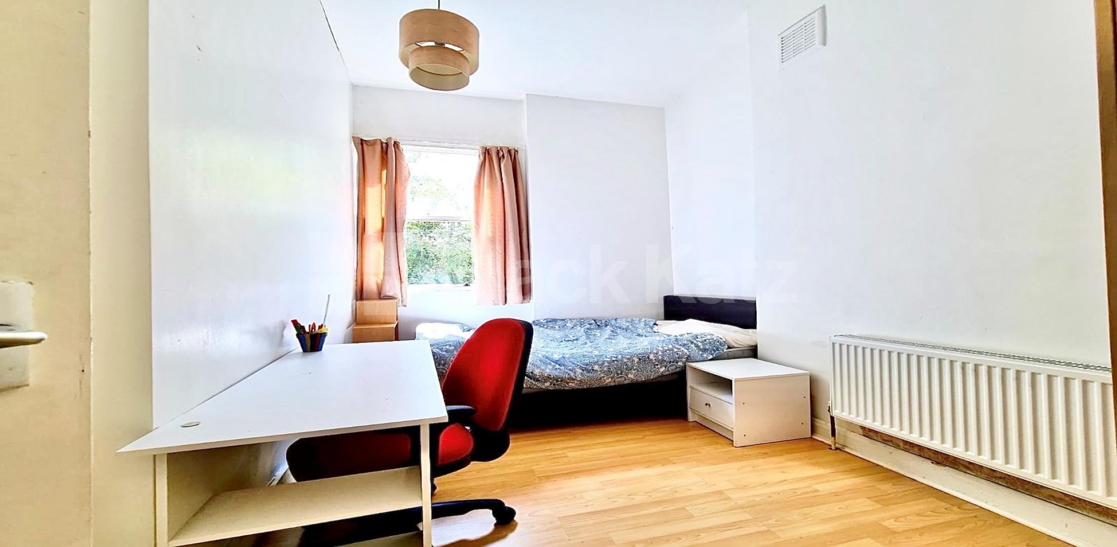 			NEW INSTRUCTION, 3 Bedroom, 1 bath, 1 reception Flat			 Hillmarton Road, HILLMARTON CONSERVATION